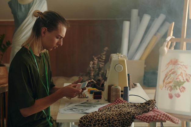 Remeselníčka pri vyšívaní